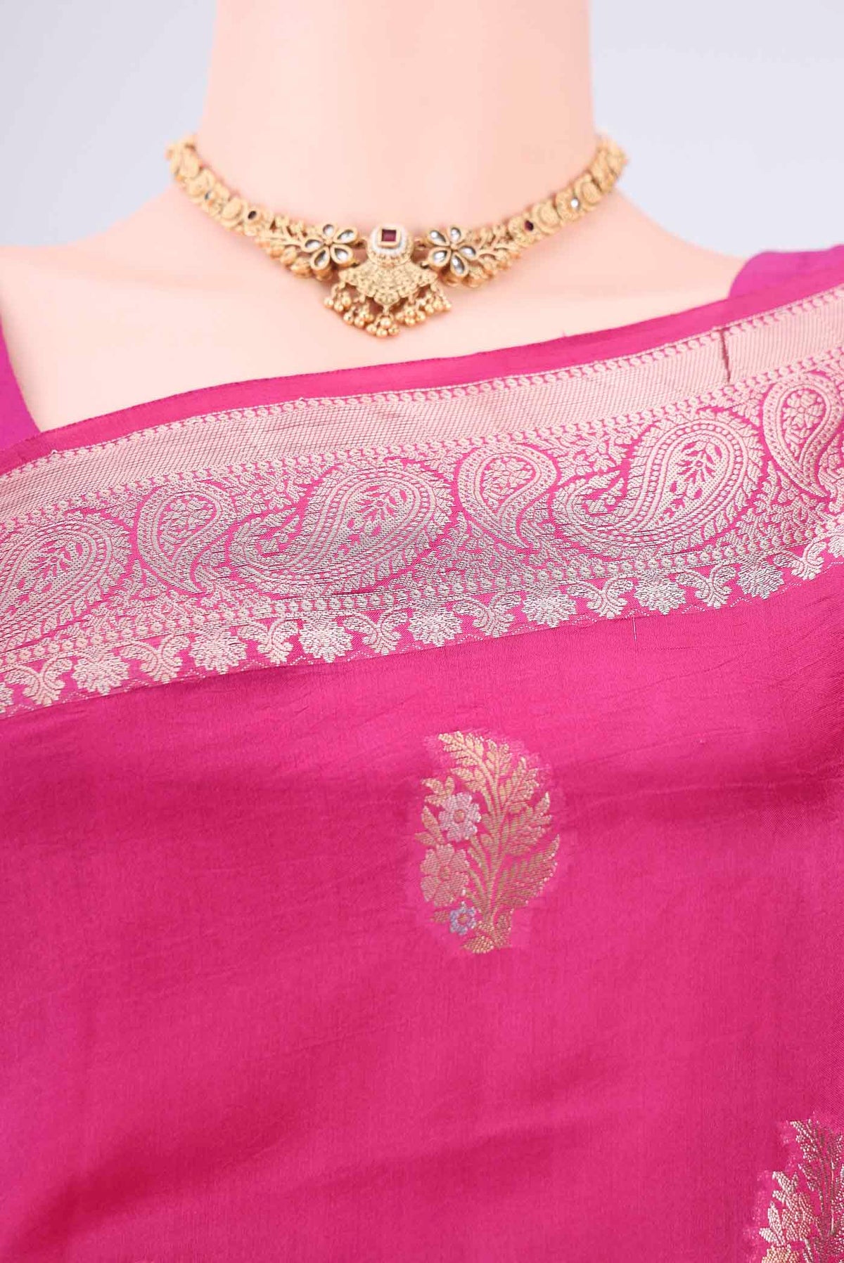 Border image of Dark Pink Banarasi Raw Silk Saree with Zari Butta on the body and Zari Border. 