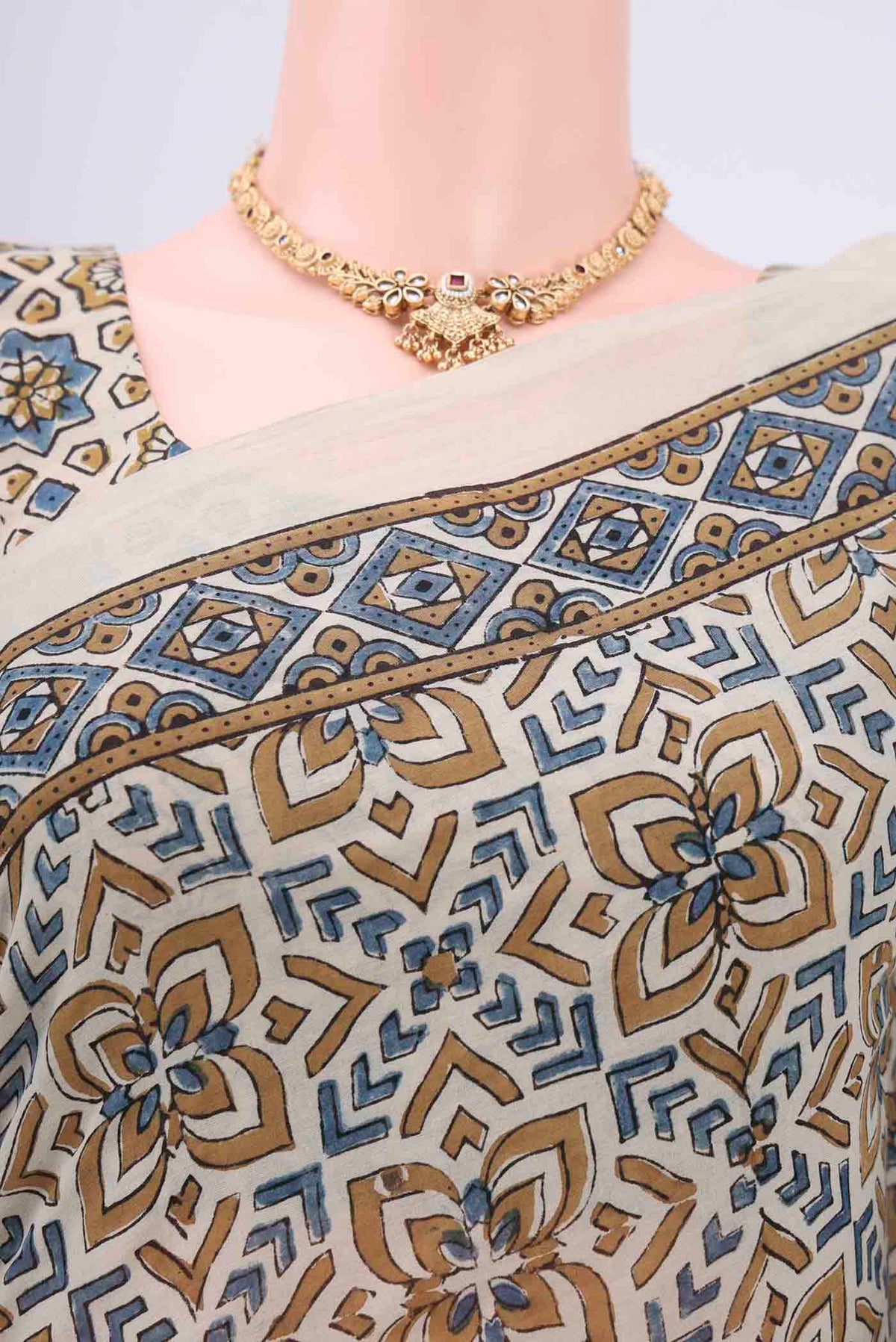 Border image of Beige Maheshwari Silk Cotton Saree with Ajrakh Print on the body and Plain Border. 