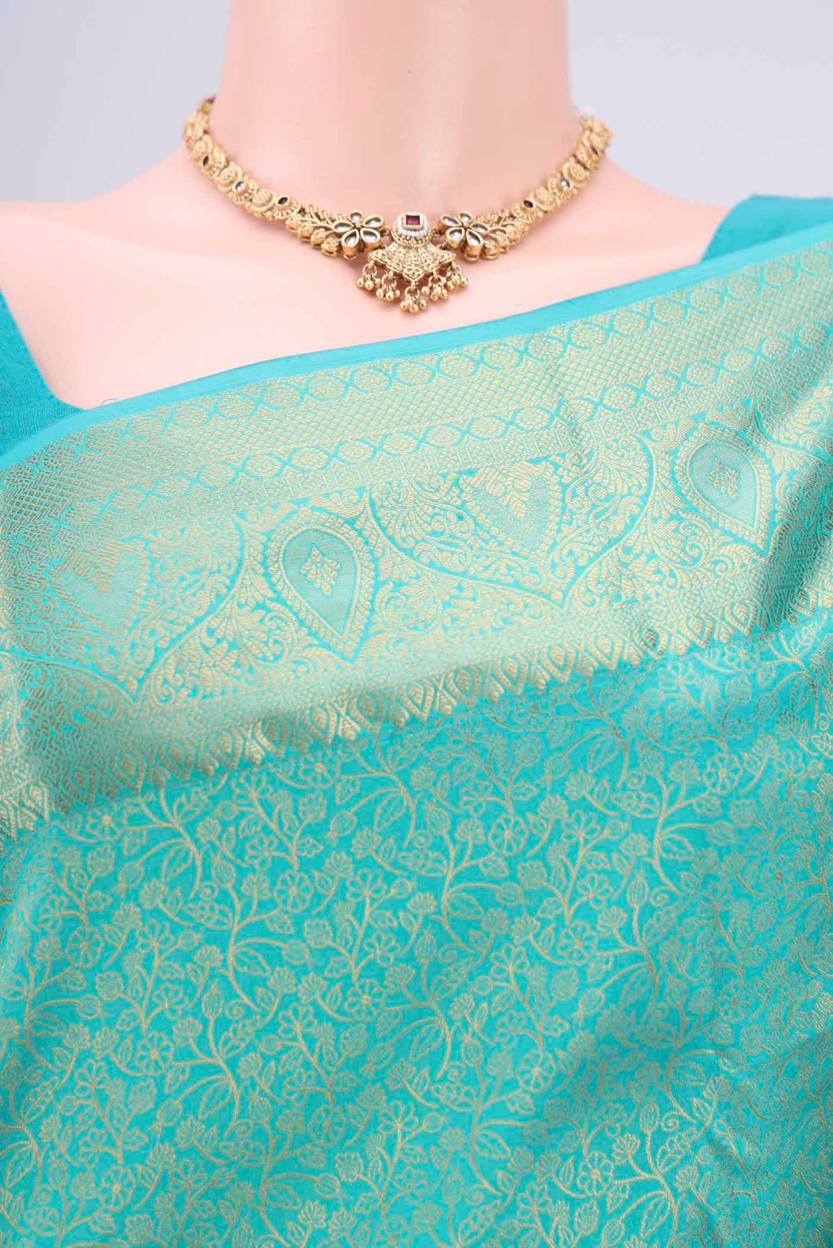 Border image of Turquoise Dual Tone Bangalore Silk Saree with Zari Brocade on the body and Zari Border. 