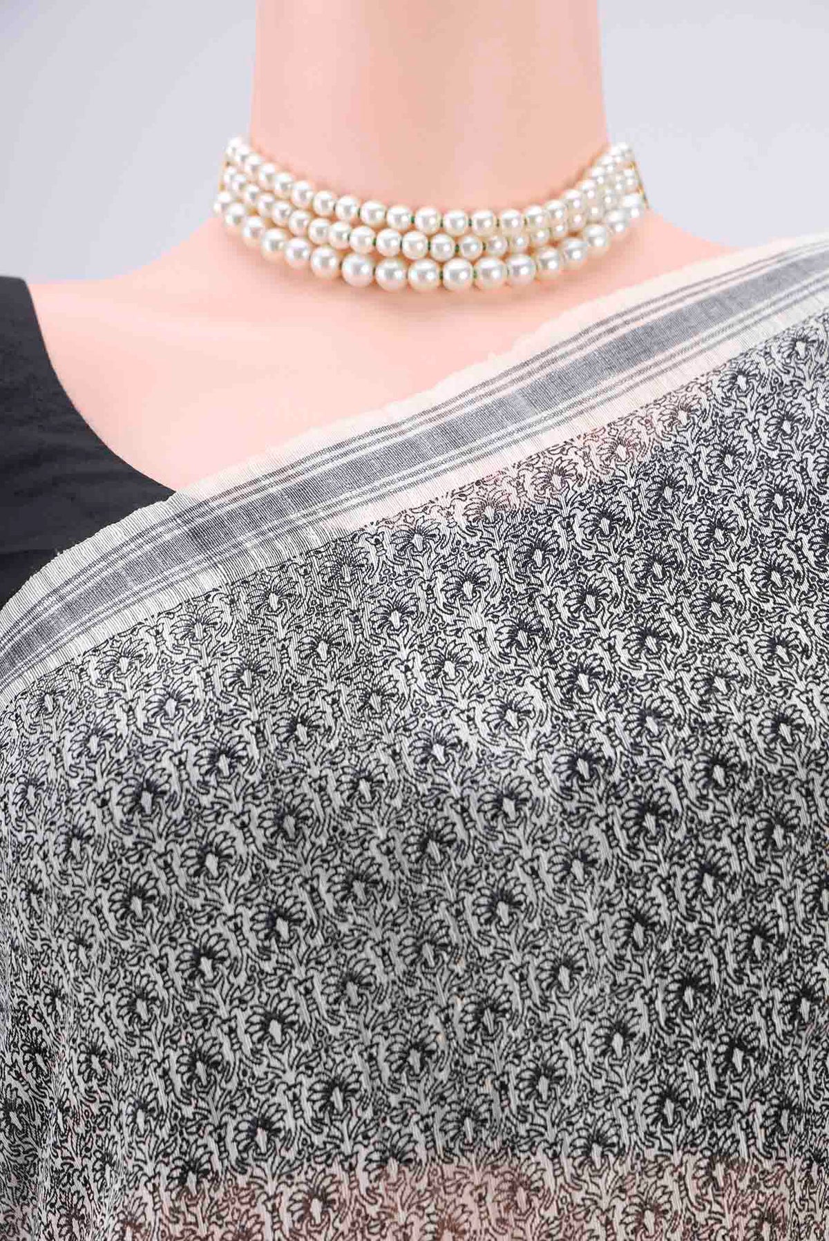Border image of Off White Tussar Silk Saree with Printed design on the body and Plain Border. 