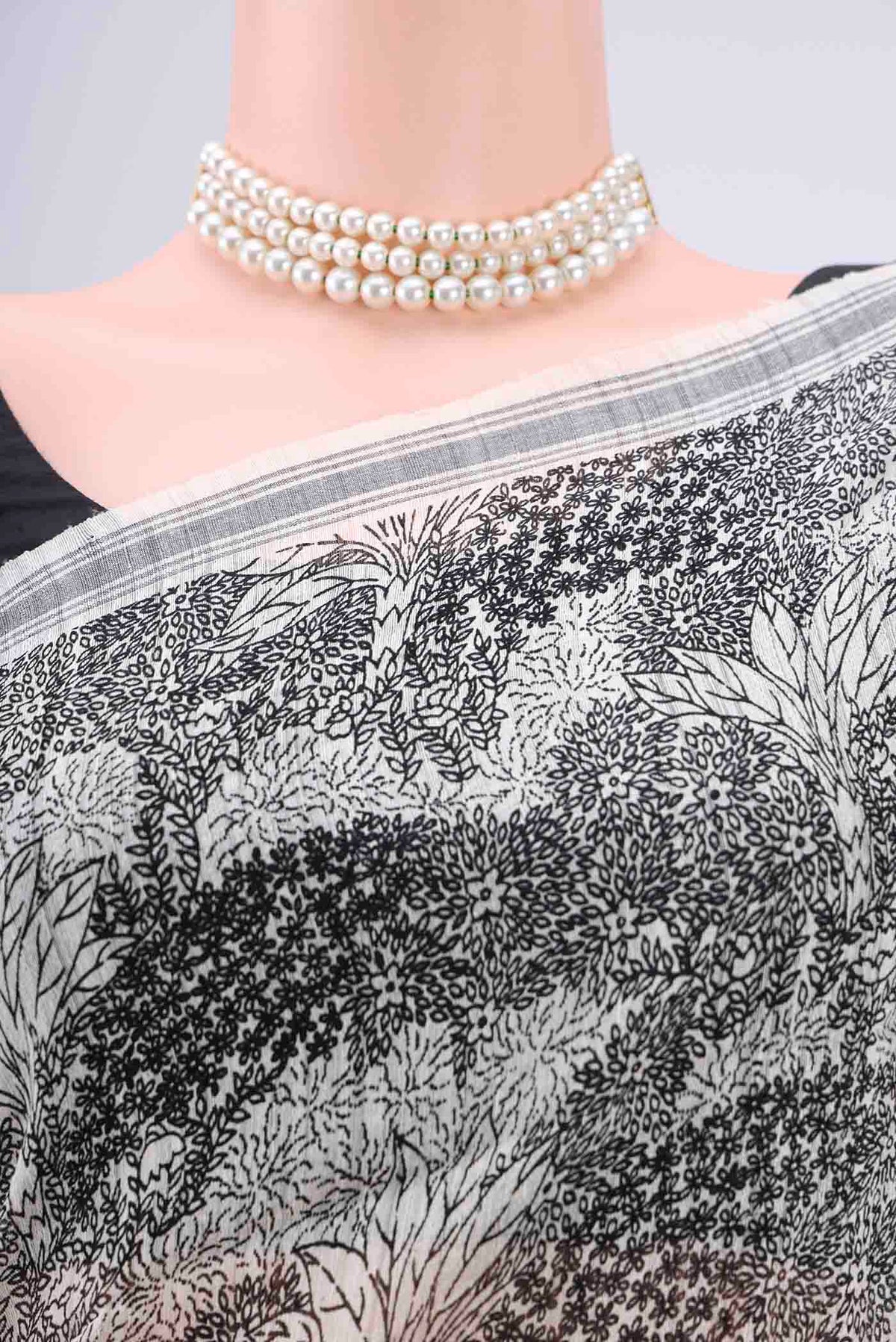 Border image of Off White Tussar Silk Saree with Printed design on the body and Plain Border. 