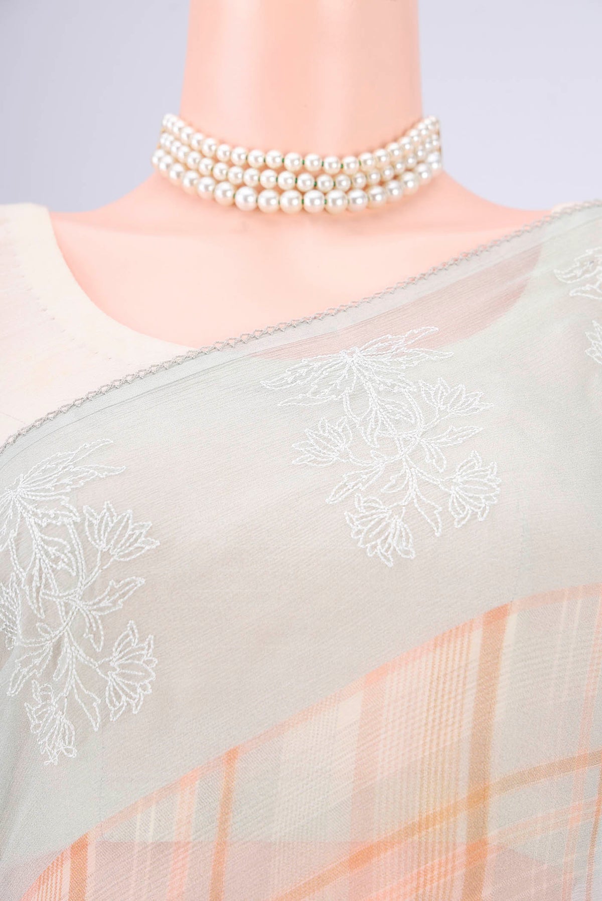 Border image of Sage Green Mysore Chiffon Saree with Checked design on the body and Thread Border. 