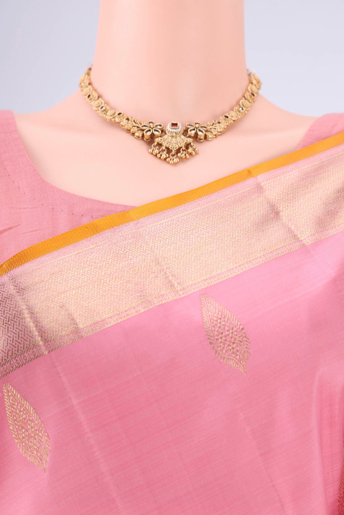 Border image of Rose pink Nangavalli Silk [ Salem ] Saree with Zari Butta on the body and Zari Border. 