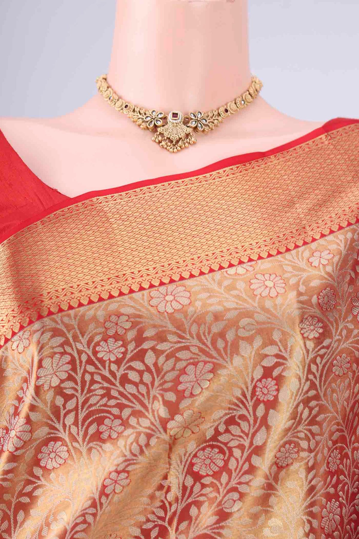 Border image of Gold with Red Dual Tone Kanjivaram Tissue Silk Saree with Zari Brocade on the body and Zari Border. 