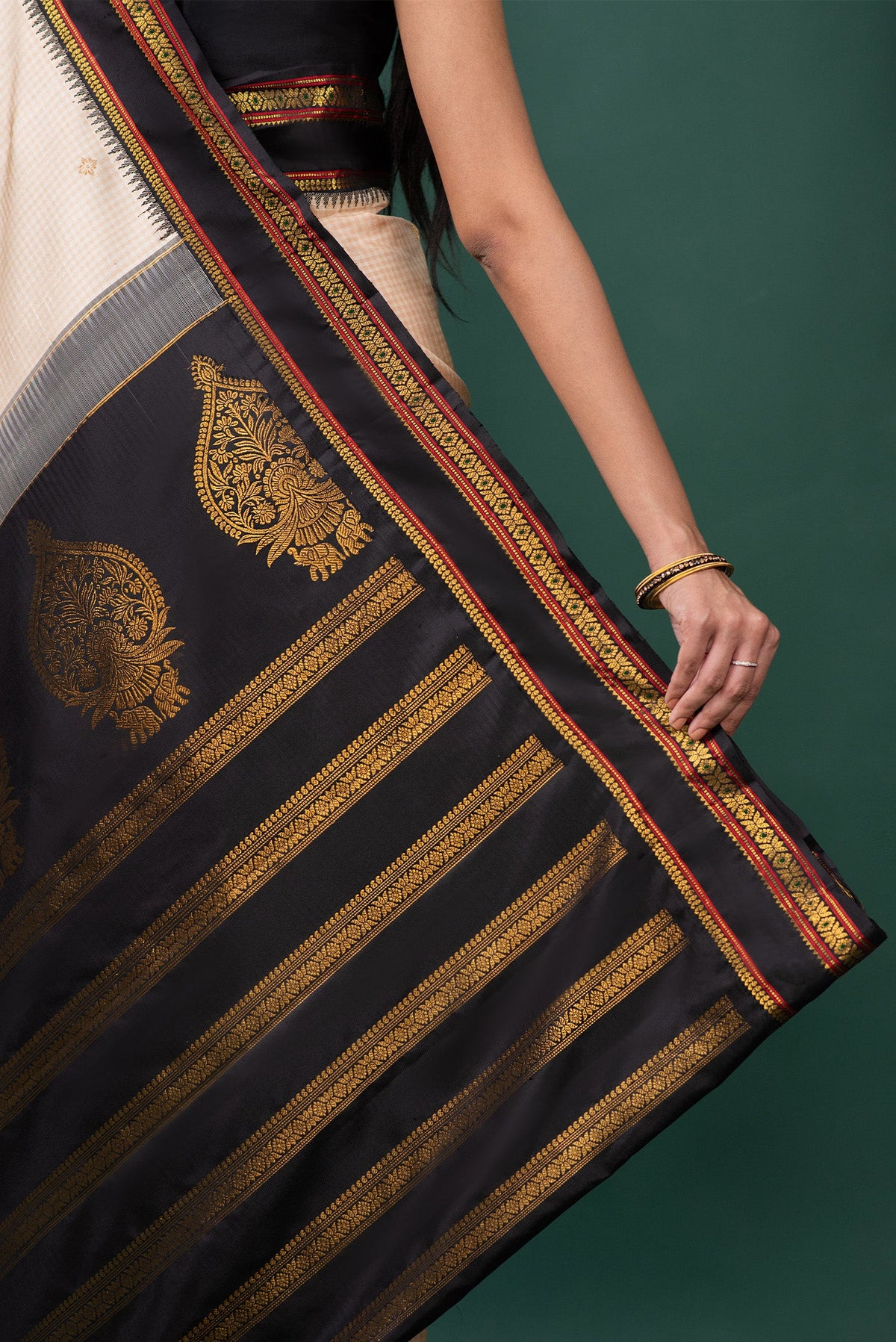 Border image of Off White Kanchipuram Silk Saree with Zari Butta on the body and Zari Border