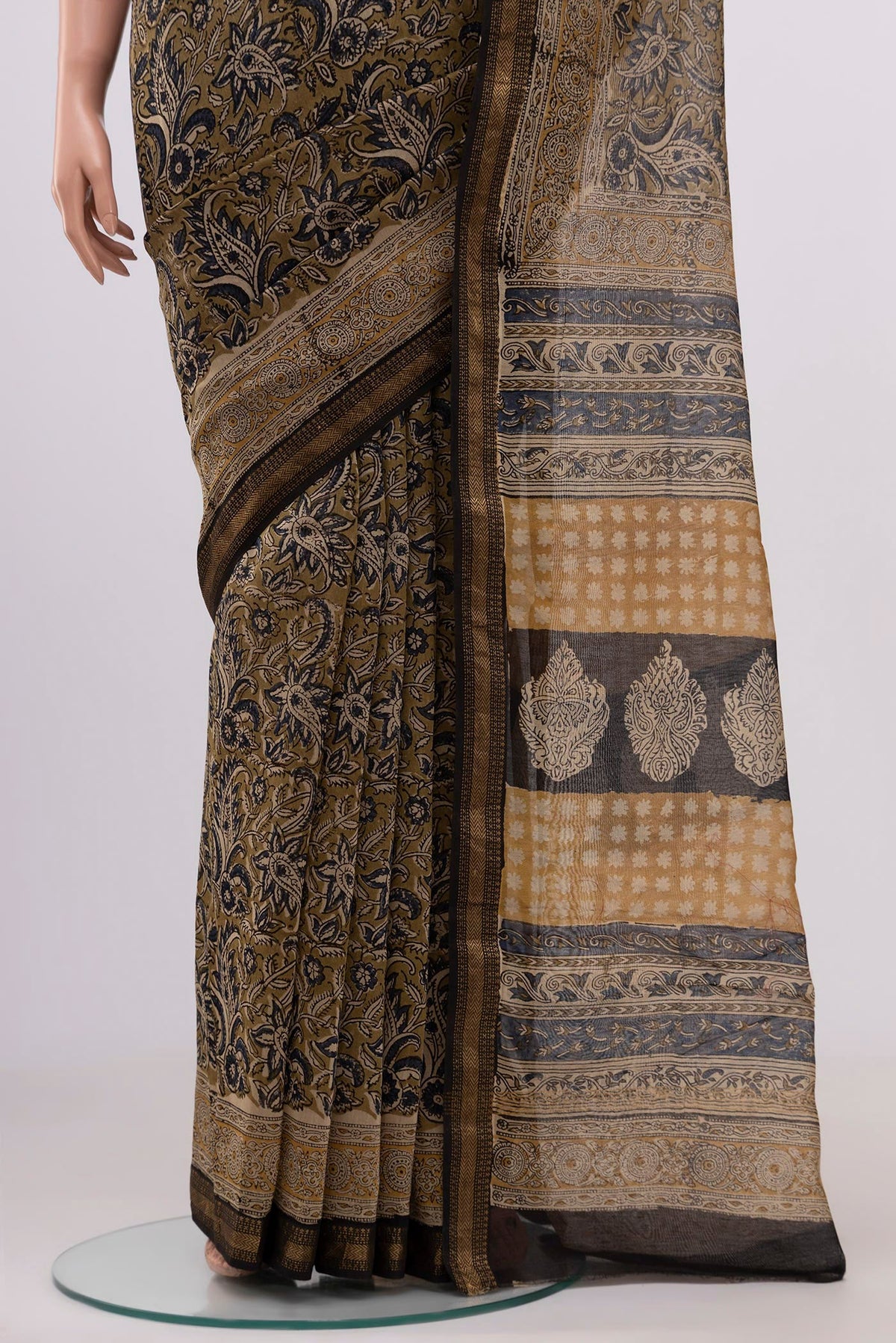 Pleats and pallu of Mehandi Green Maheshwari Silk Cotton Saree with Printed design on the body and Zari Border. 