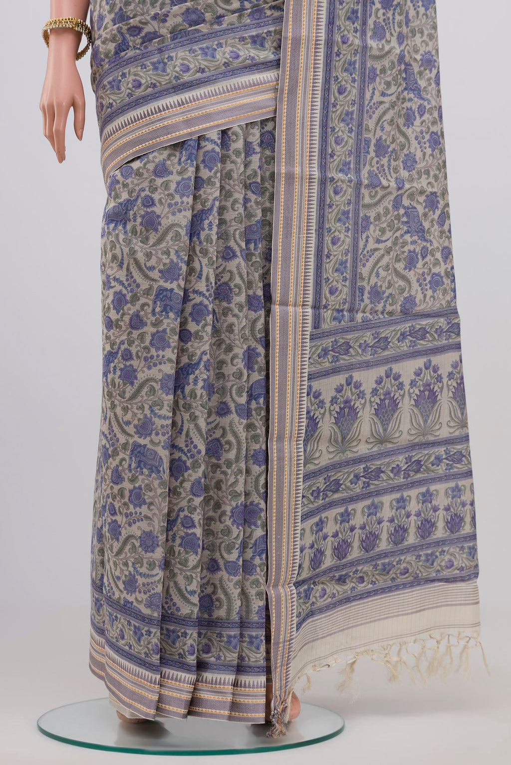 Pleats and pallu of Grey Printed Cotton Saree with Printed design on the body and Thread Border. 