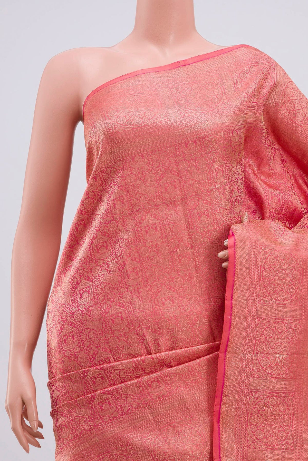 Border image of Pink Kanchipuram Saree with Zari Brocade on the body and Zari Border. 