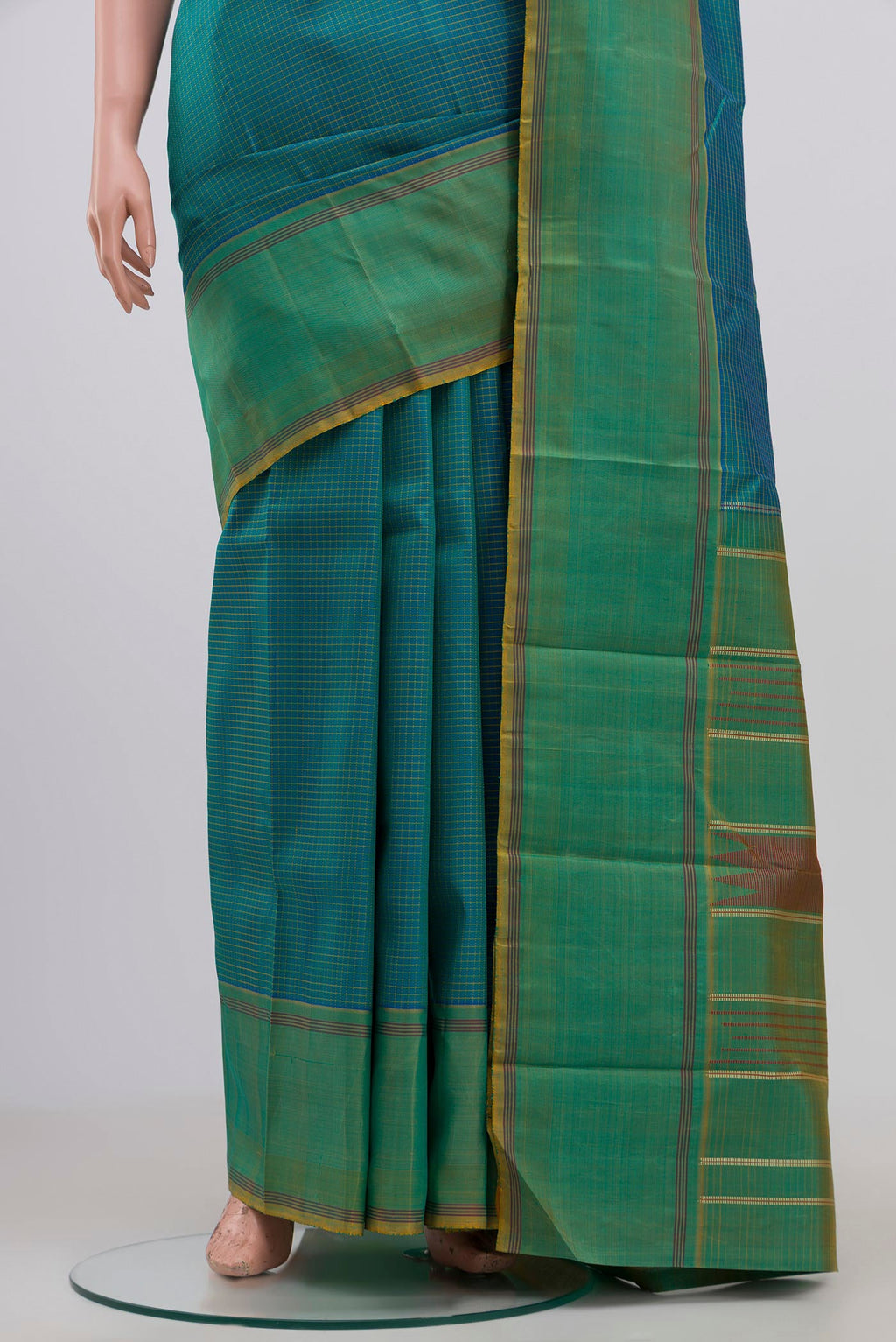 Pleats and pallu of Blue Kanchipuram Saree with Checked design on the body and Thread Border. 
