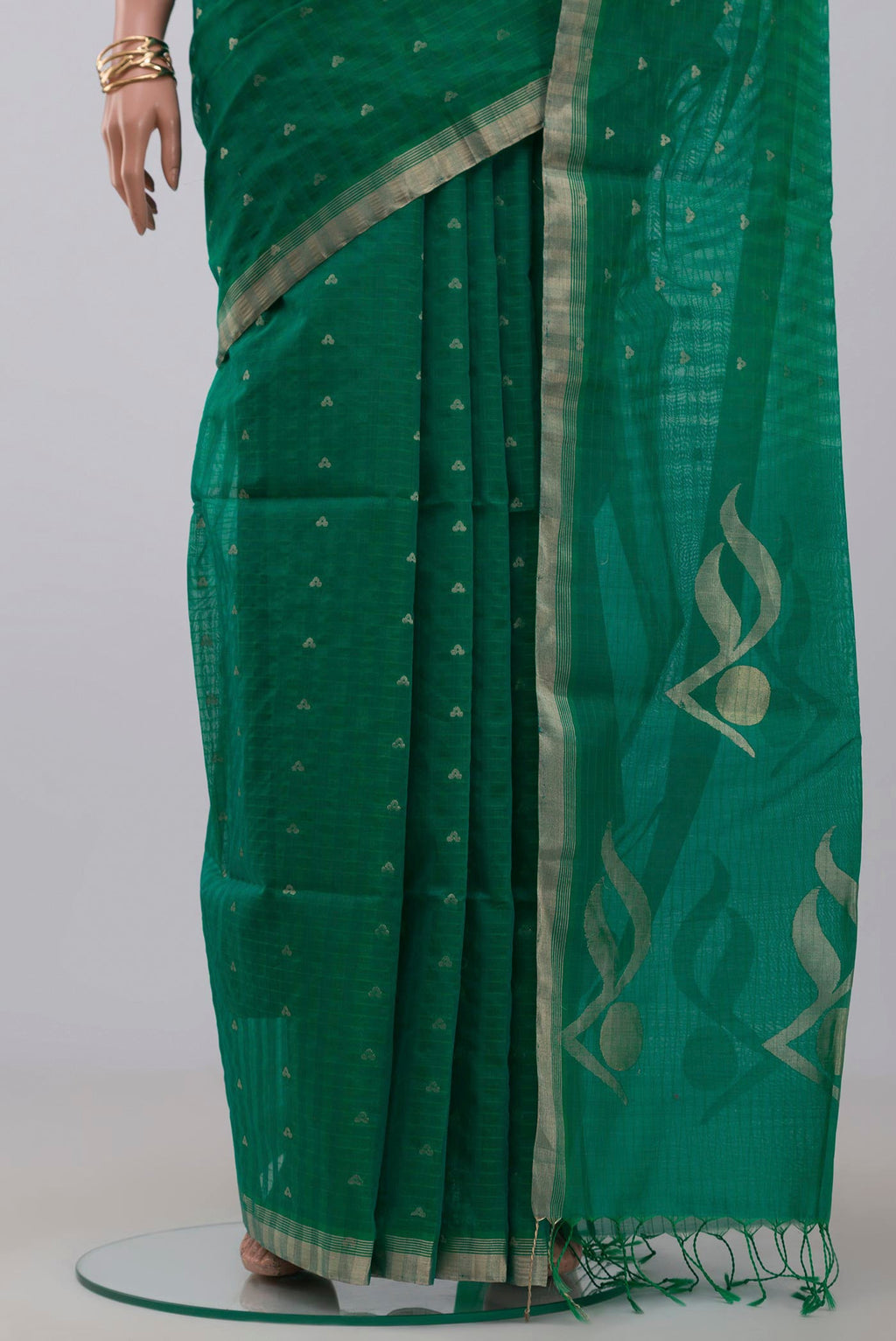 Pleats and pallu of Green Silk Cotton Saree with Zari Butta on the body and Thin Zari Line. 