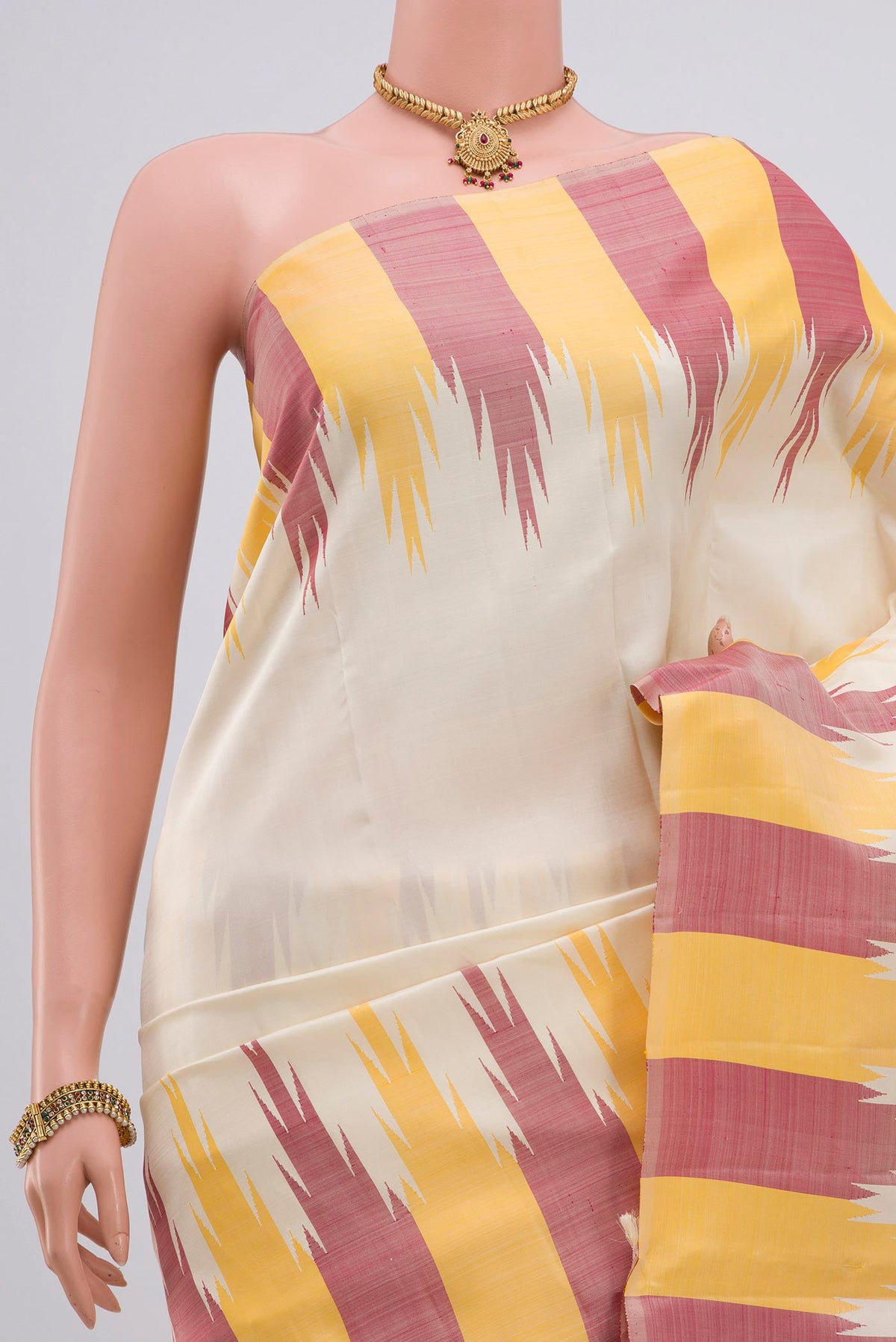 Border image of Off White Kanchipuram Silk Saree with Plain Body and Temple Border. 