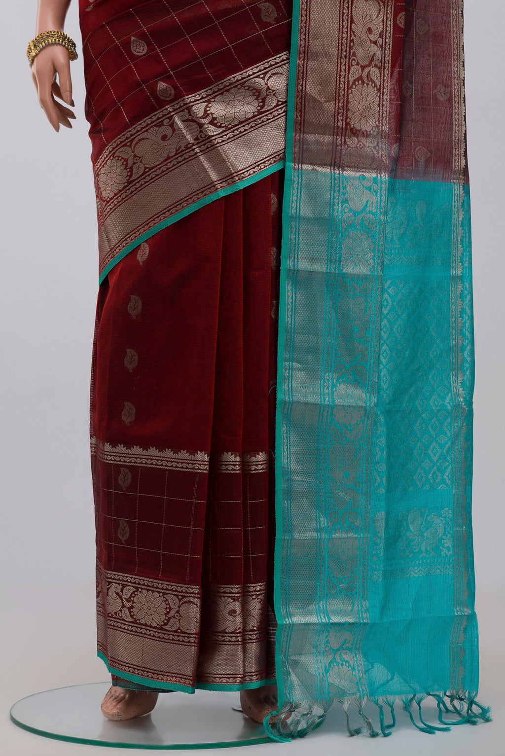 Pleats and pallu of Maroon Silk Cotton Saree with Zari Butta on the body and Zari Border. 