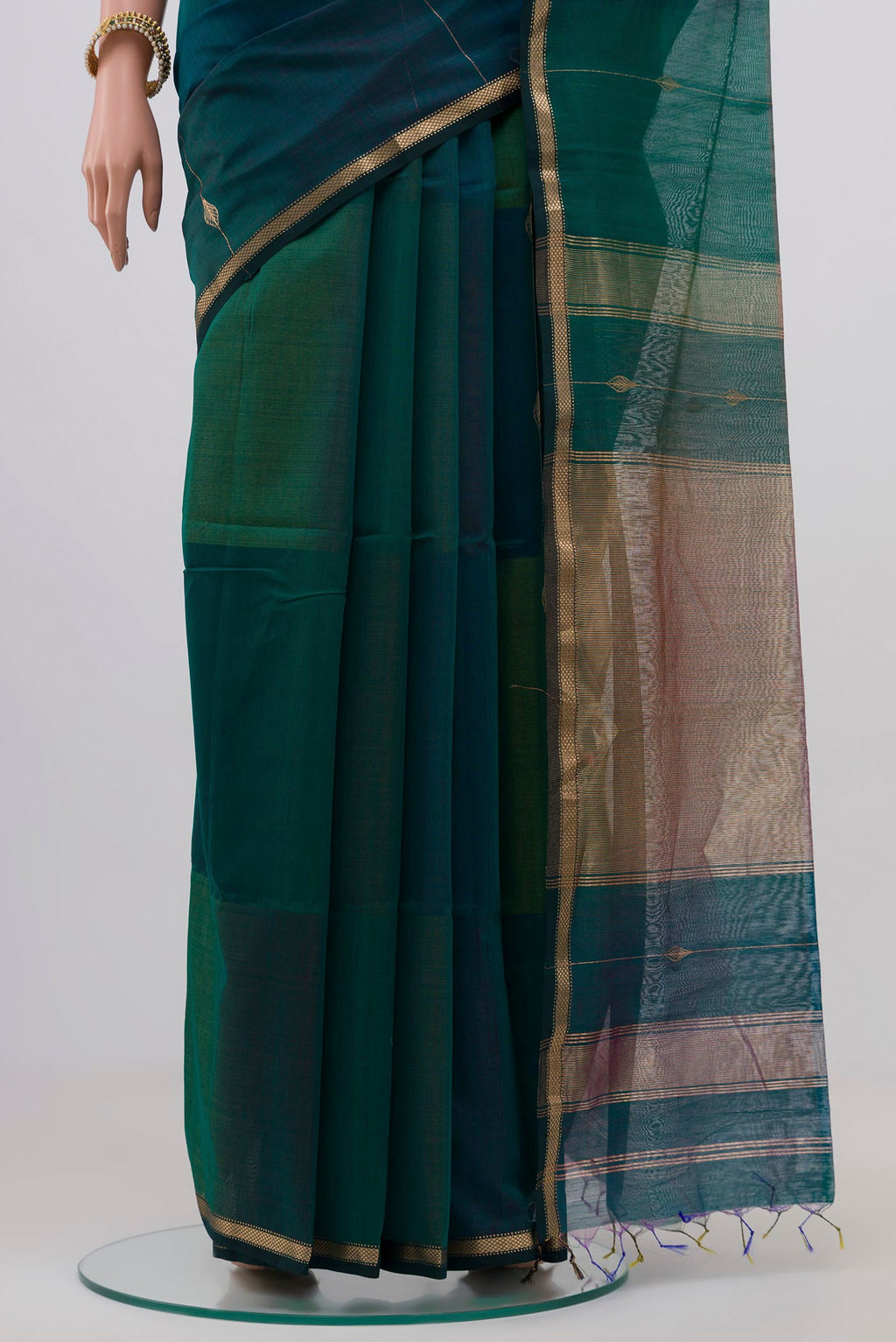 Pleats and pallu of Green Maheshwari Silk Saree with Zari Butta on the body and Zari Border. 