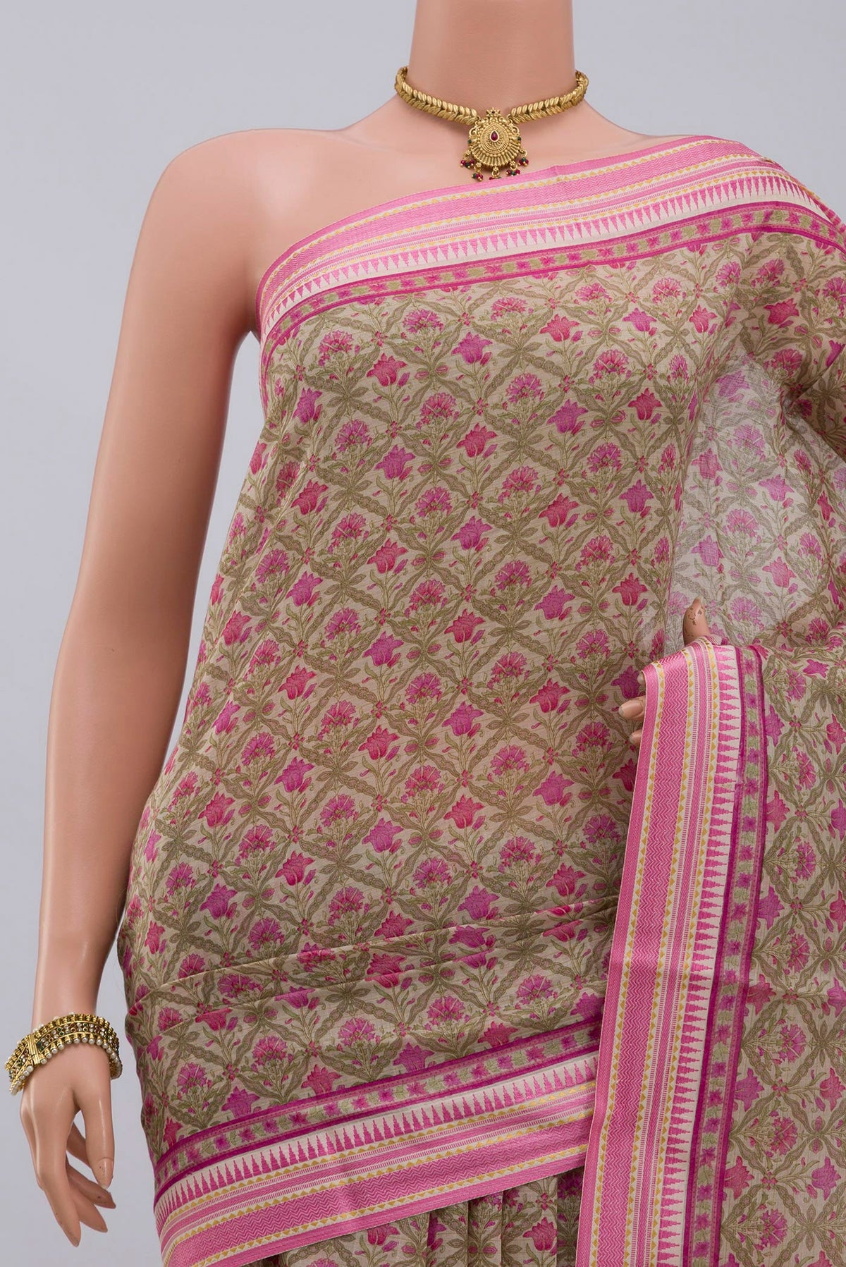 Border image of Cream Tussar Silk Saree with Printed design on the body and Thread Border. 