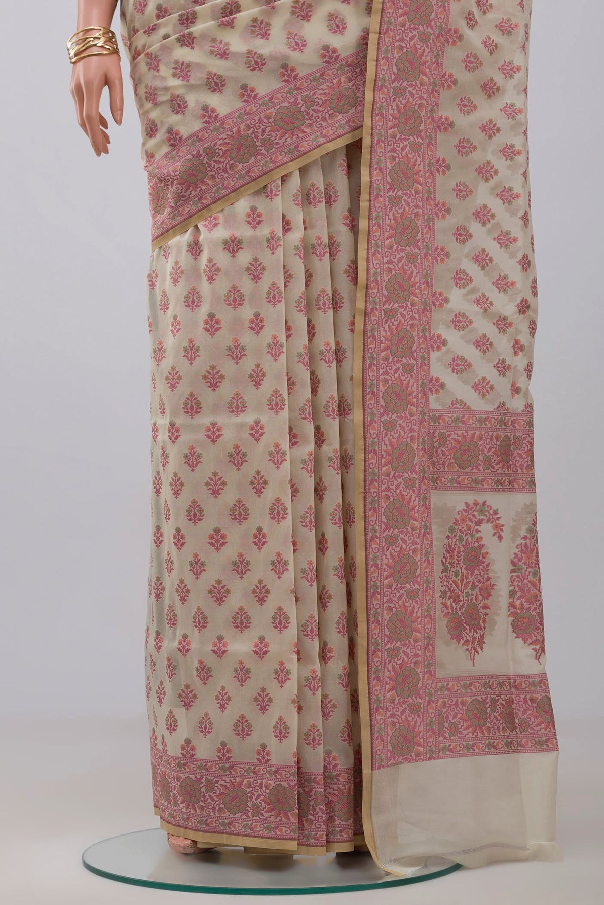 Pleats and pallu of Off White Banarasi Saree with Thread Butta on the body and Thread Border. 