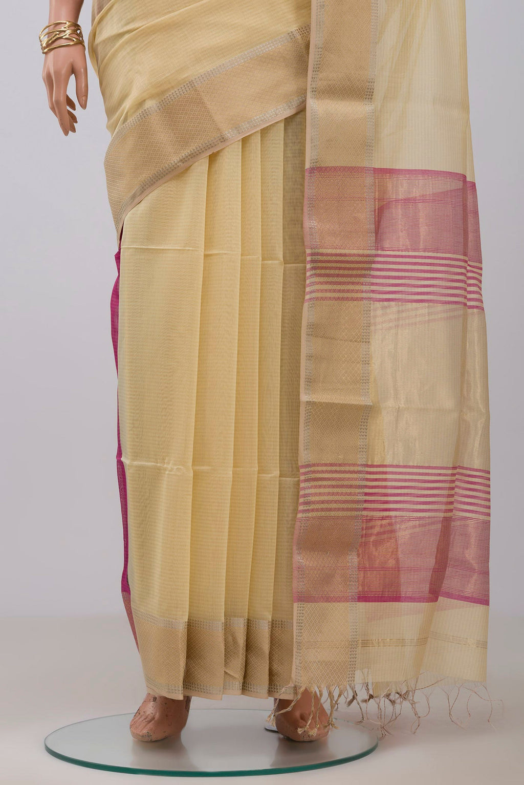Pleats and pallu of Yellow Maheshwari Silk Cotton Saree with Plain Body and Zari Border. 