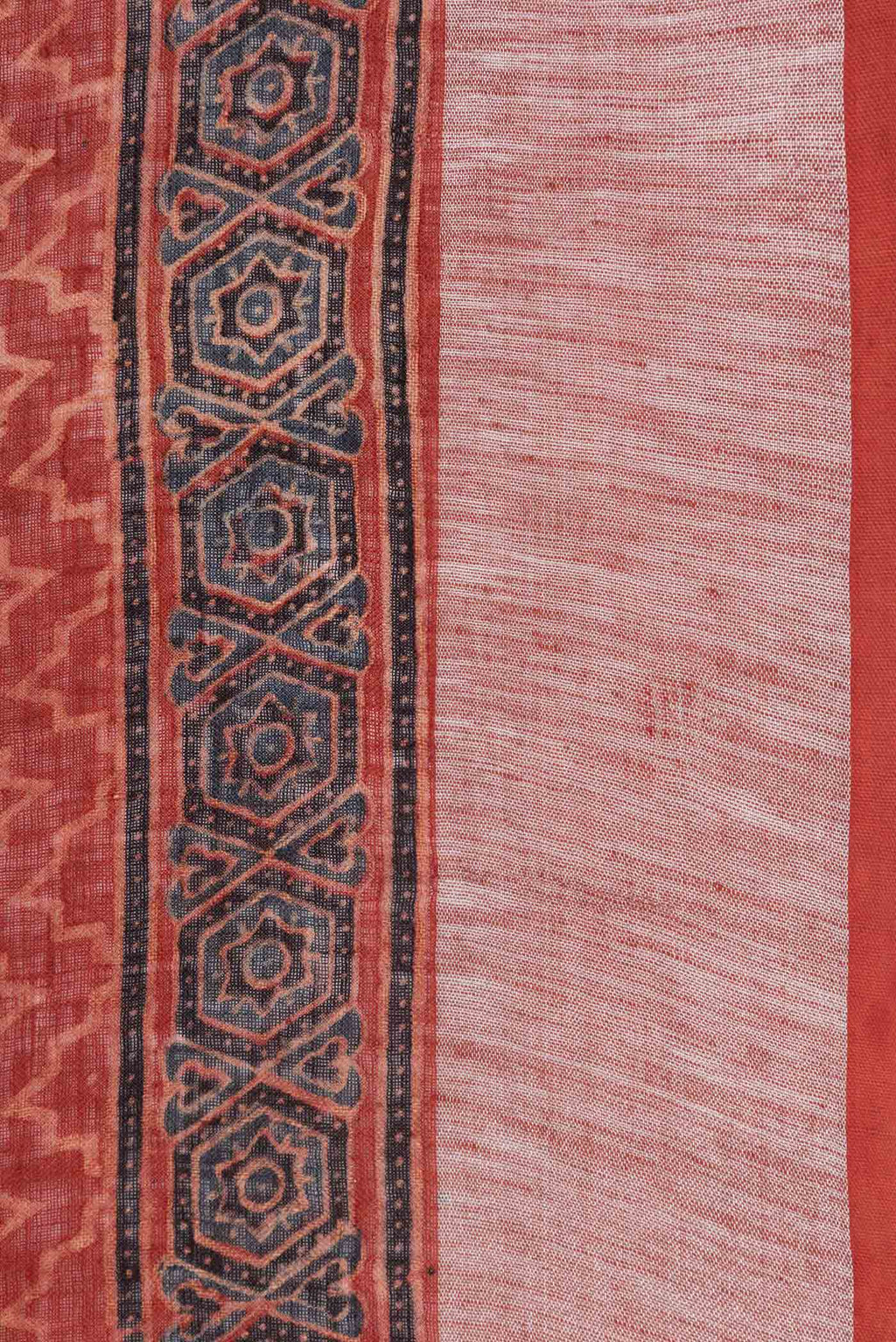 Border image of Red Dual Tone Linen Saree with Printed design on the body and Zari Border