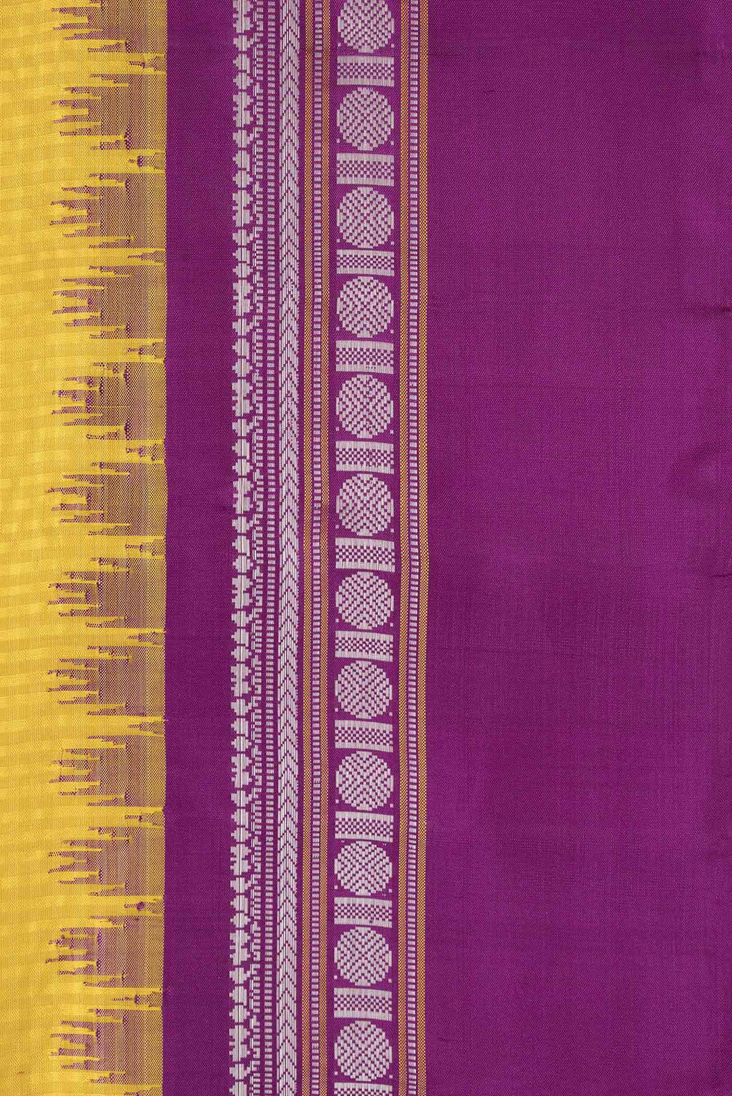 Border image of Yellow Dual Tone Gadwal Silk Saree with Checked design on the body and Thread Border. 