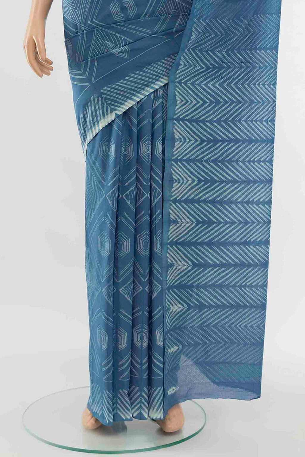 Pleats and pallu of Blue Maheshwari Silk Cotton Saree with Printed design on the body and Printed Border