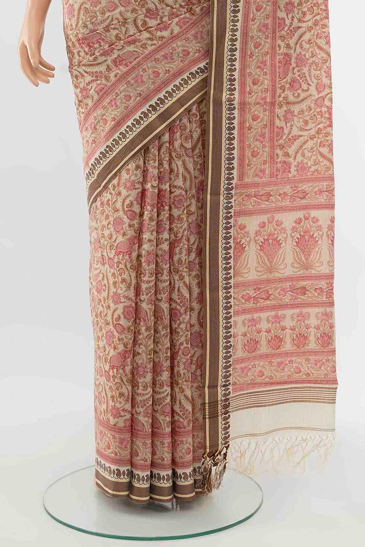 Pleats and pallu of Cream Maheshwari Silk Saree with Thread Butta on the body and Thread Border
