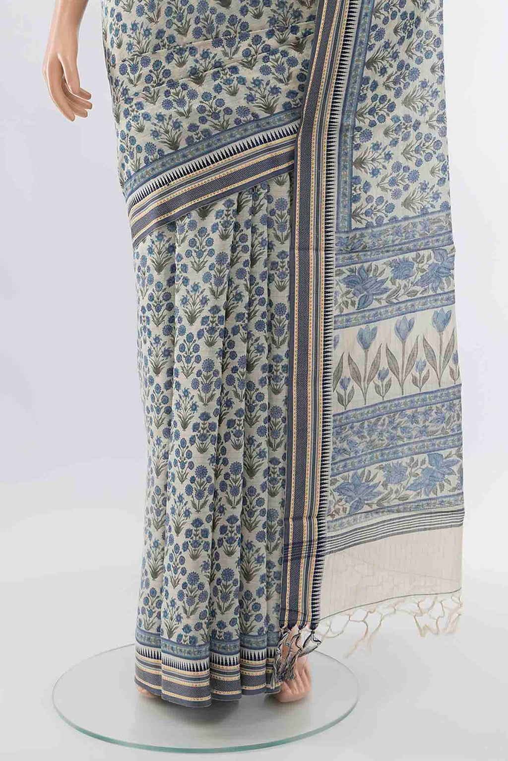 Pleats and pallu of Cream Maheshwari Silk Cotton Saree with Floral Print on the body and Thread Border