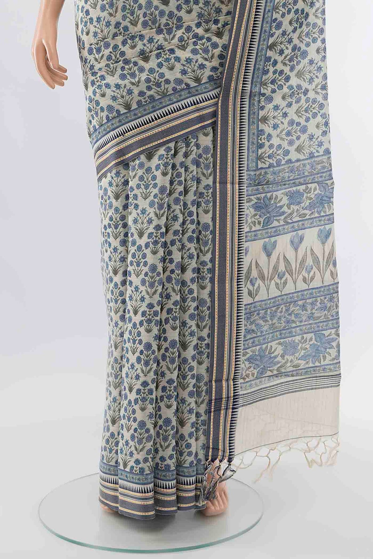 Pleats and pallu of Cream Maheshwari Silk Cotton Saree with Floral Print on the body and Thread Border