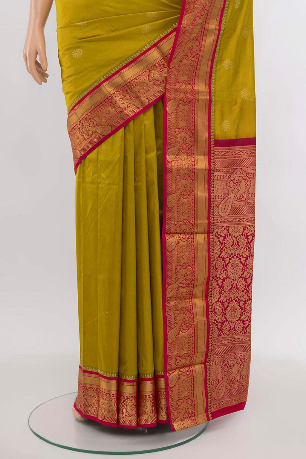 Pleats and pallu of Mehandi Green Bangalore Silk Saree with Zari Butta on the body and Silk Border. 