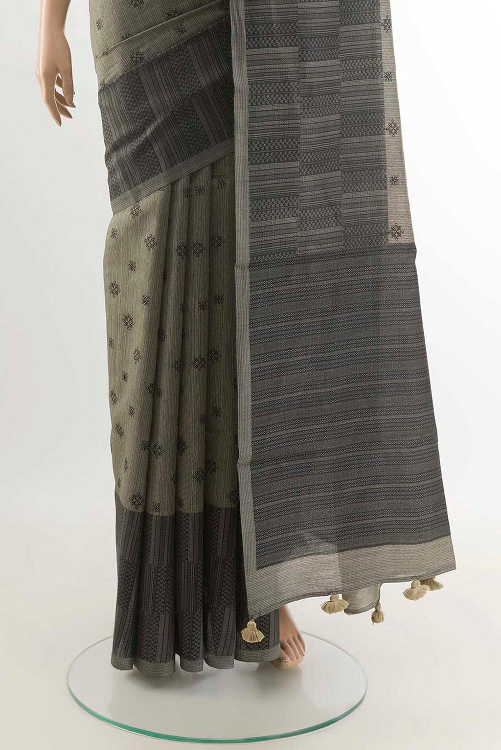 Pleats and pallu of Davys Grey Tussar Saree with Embroidery on the body and Printed Border