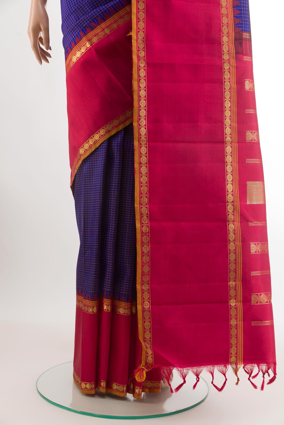 Pleats and pallu of Blue Kanchipuram Silk Saree with Checked design on the body and Ganga Jamuna Border. 