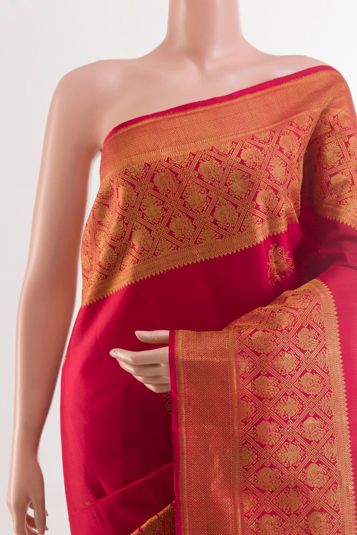 Border image of Red Kanchipuram Silk Saree with Zari Butta on the body and Zari Border. 