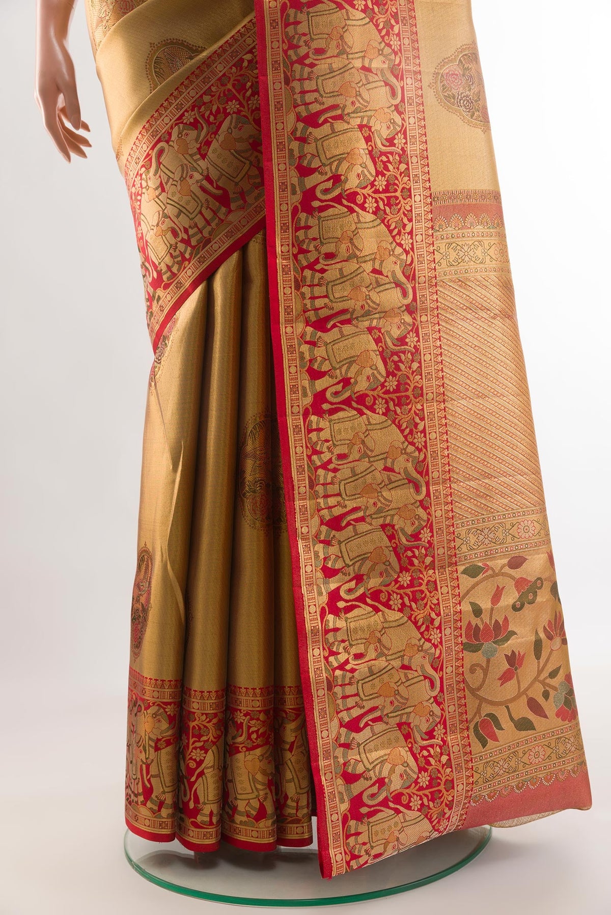Pleats and pallu of Golden Kanchipuram Tissue Silk Saree with Zari Brocade on the body and Zari Border. 