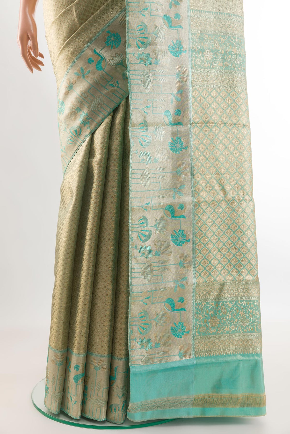 Pleats and pallu of Golden Kanjivaram Tissue Silk Saree with Zari Brocade on the body and Zari Border. 