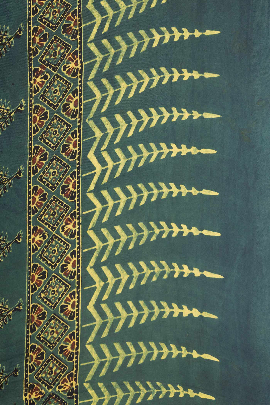 Border image of Green Dual Tone Linen Saree with Printed design on the body and Zari Border