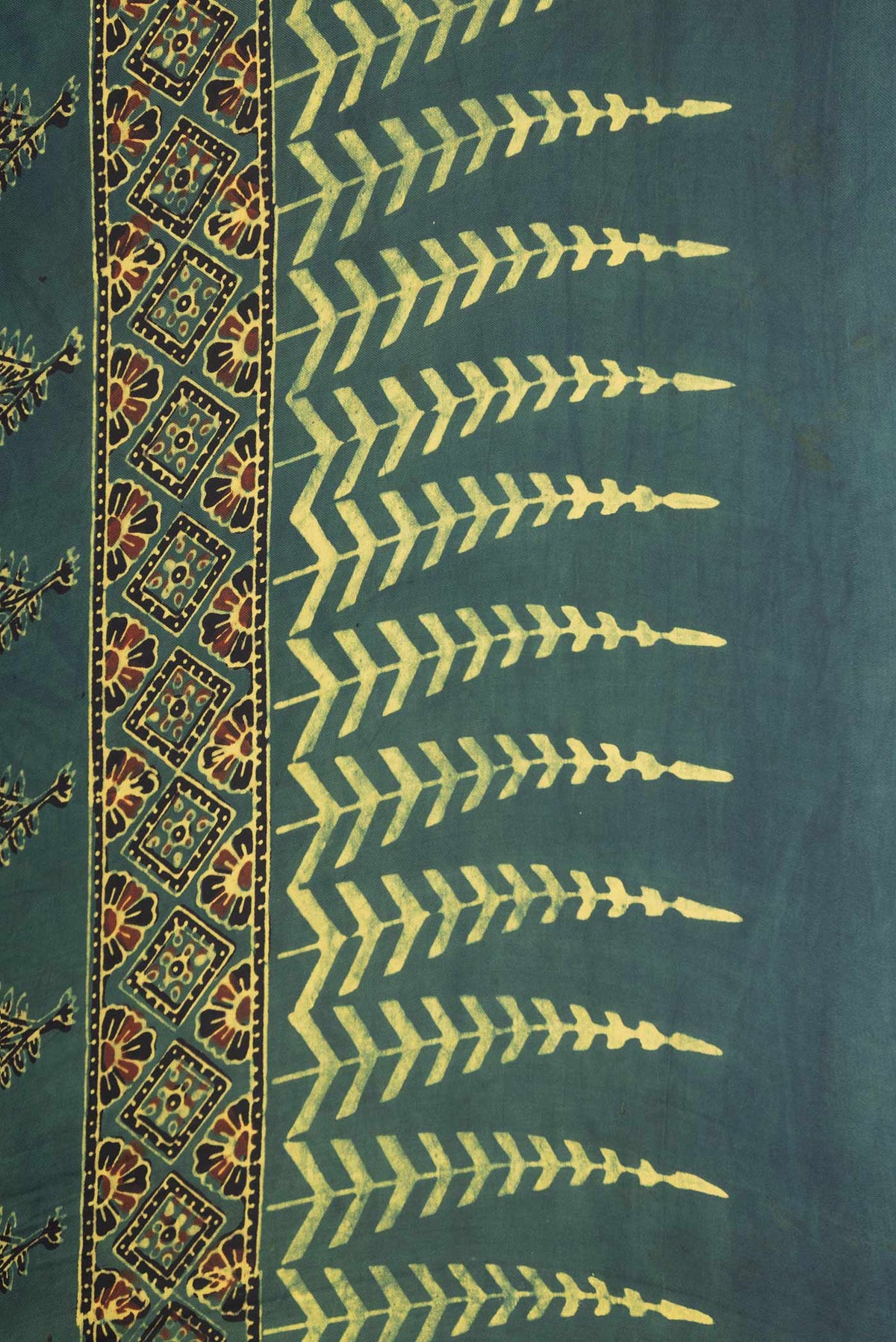 Border image of Green Dual Tone Linen Saree with Printed design on the body and Zari Border
