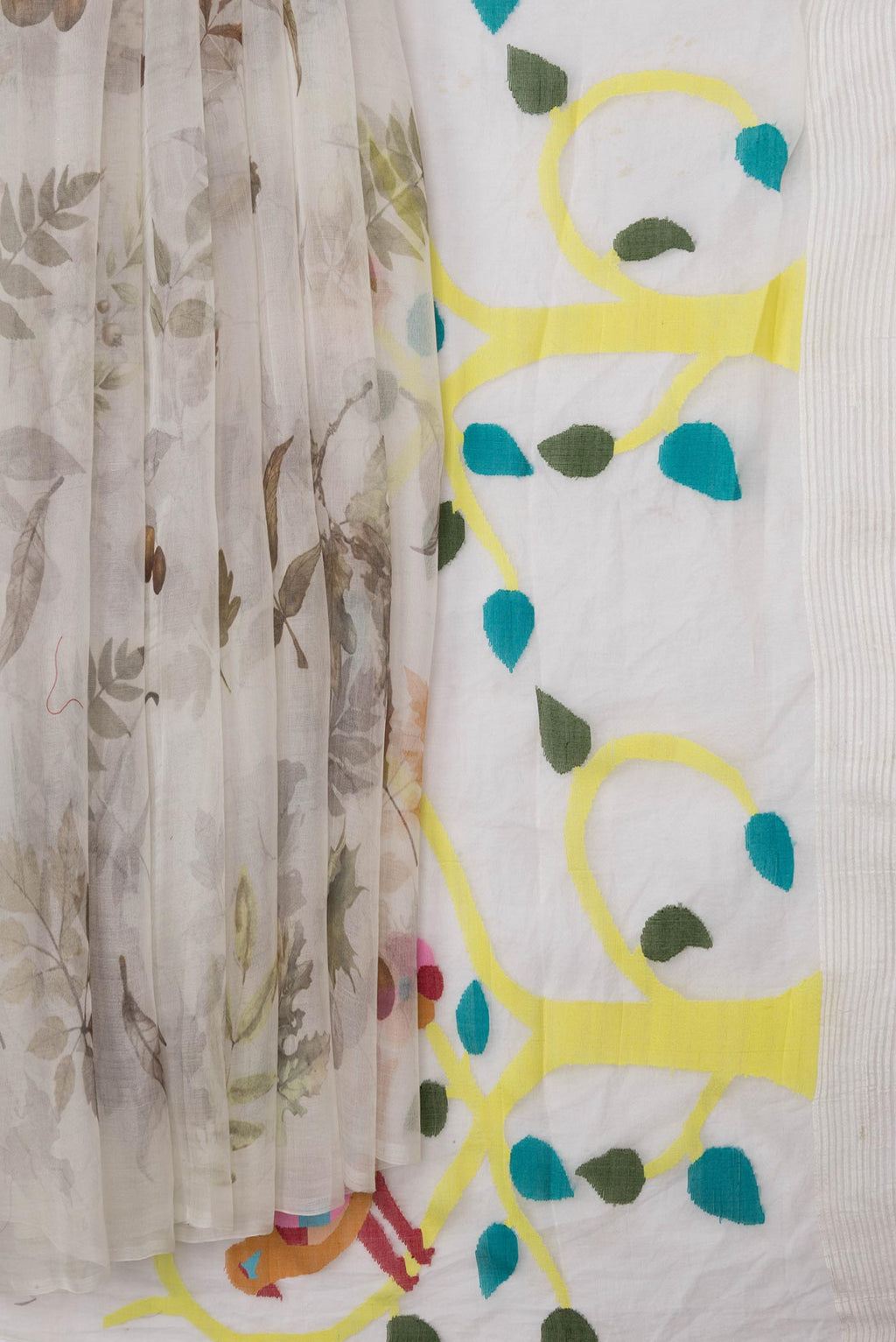 Pleats and pallu of Off White Dual Tone Linen Saree with Printed design on the body and Without Border. 
