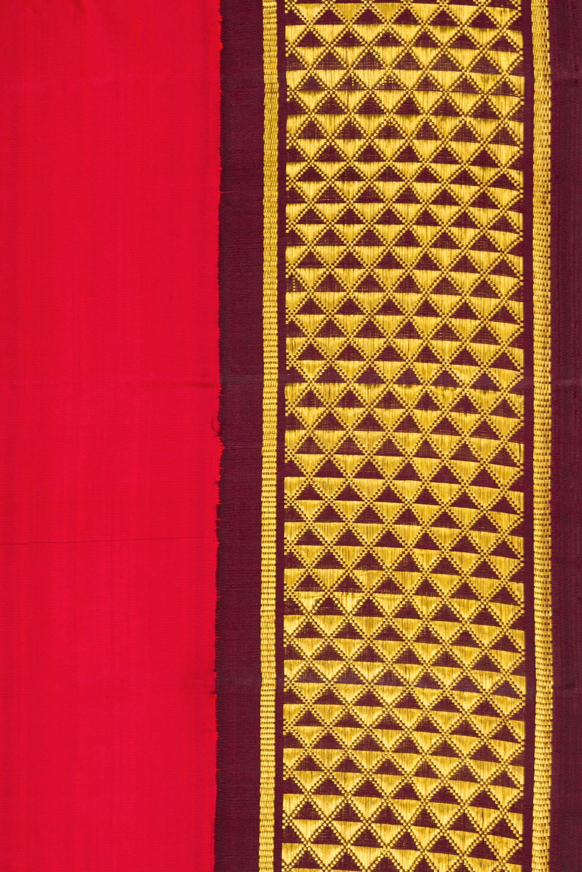 Border image of Pure Silk Pure Zari Red Dual Tone Kanjivaram Nine Yards Saree with Plain Body and Zari Border. 