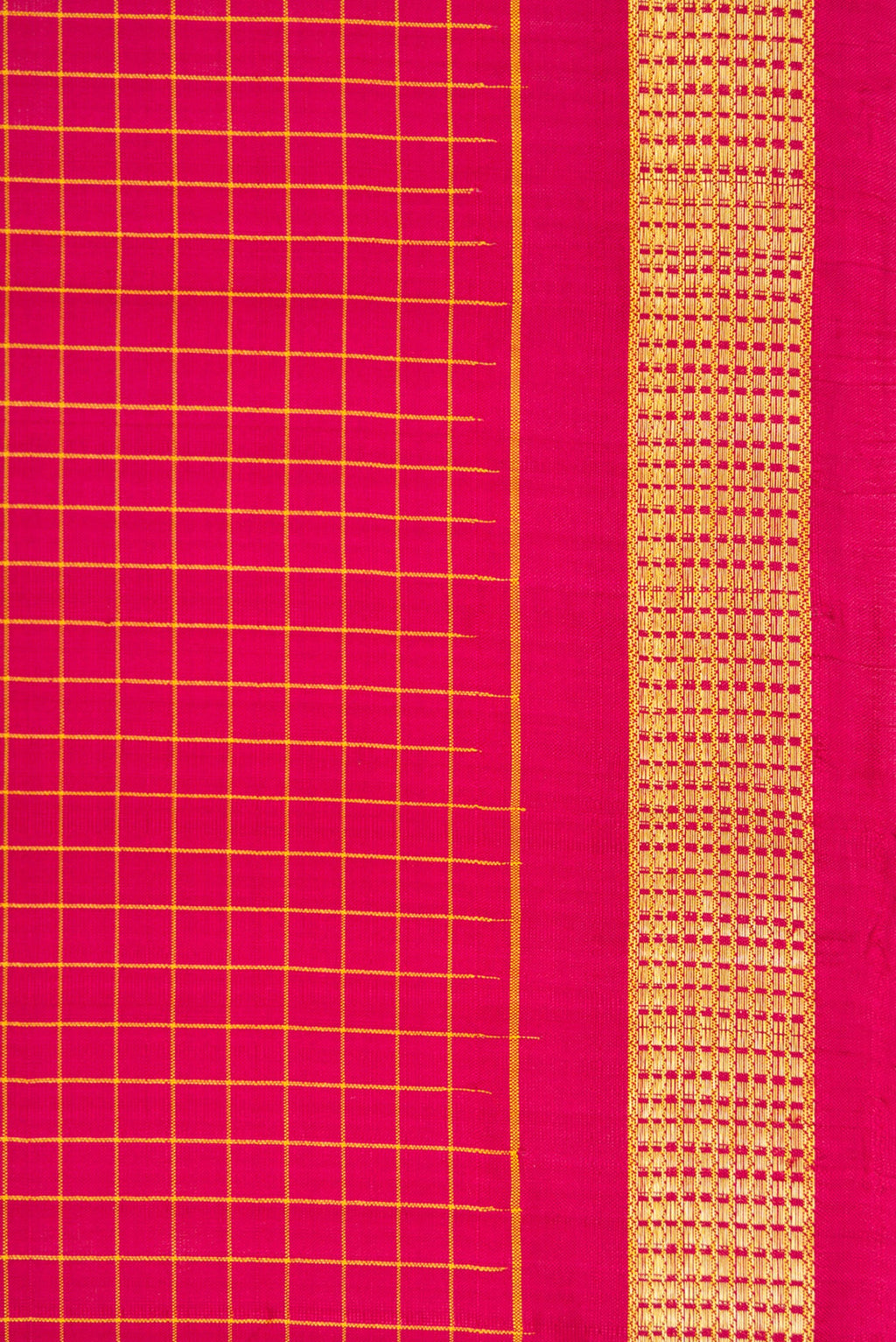 Border image of Maroon Dual Tone Kanchipuram Silk Nine Yards Saree with Checked design on the body and Zari Border. 
