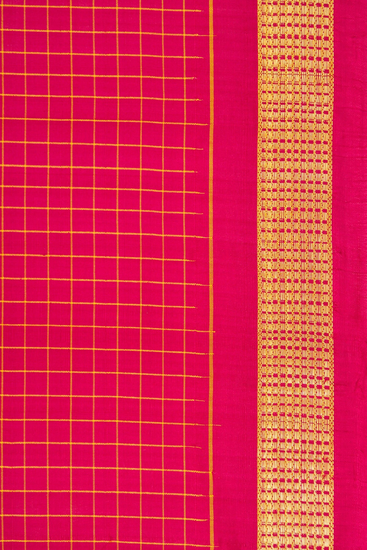 Border image of Maroon Dual Tone Kanchipuram Silk Nine Yards Saree with Checked design on the body and Zari Border. 
