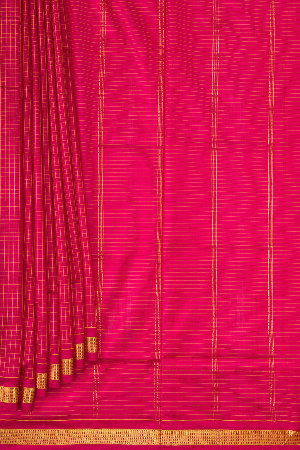 Pleats and pallu of Maroon Dual Tone Kanchipuram Silk Nine Yards Saree with Checked design on the body and Zari Border. 