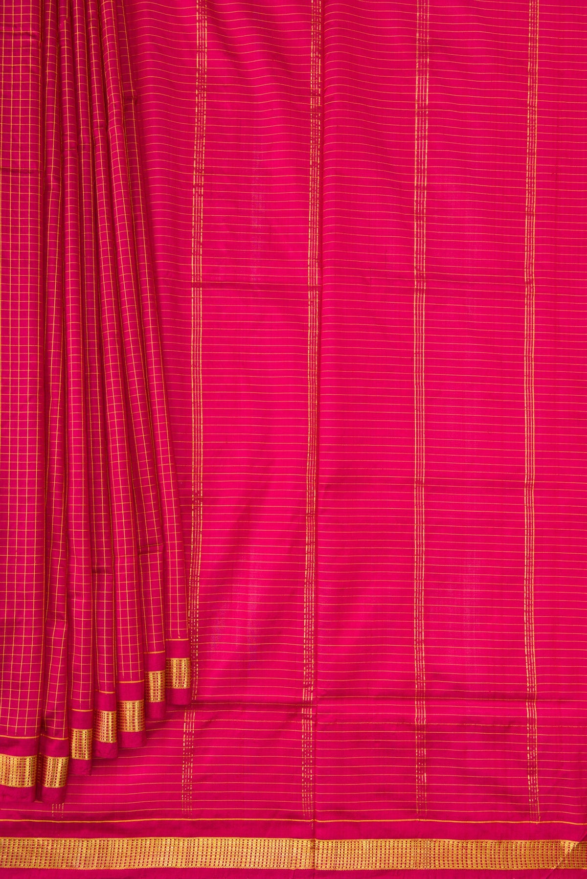 Pleats and pallu of Maroon Dual Tone Kanchipuram Silk Nine Yards Saree with Checked design on the body and Zari Border. 