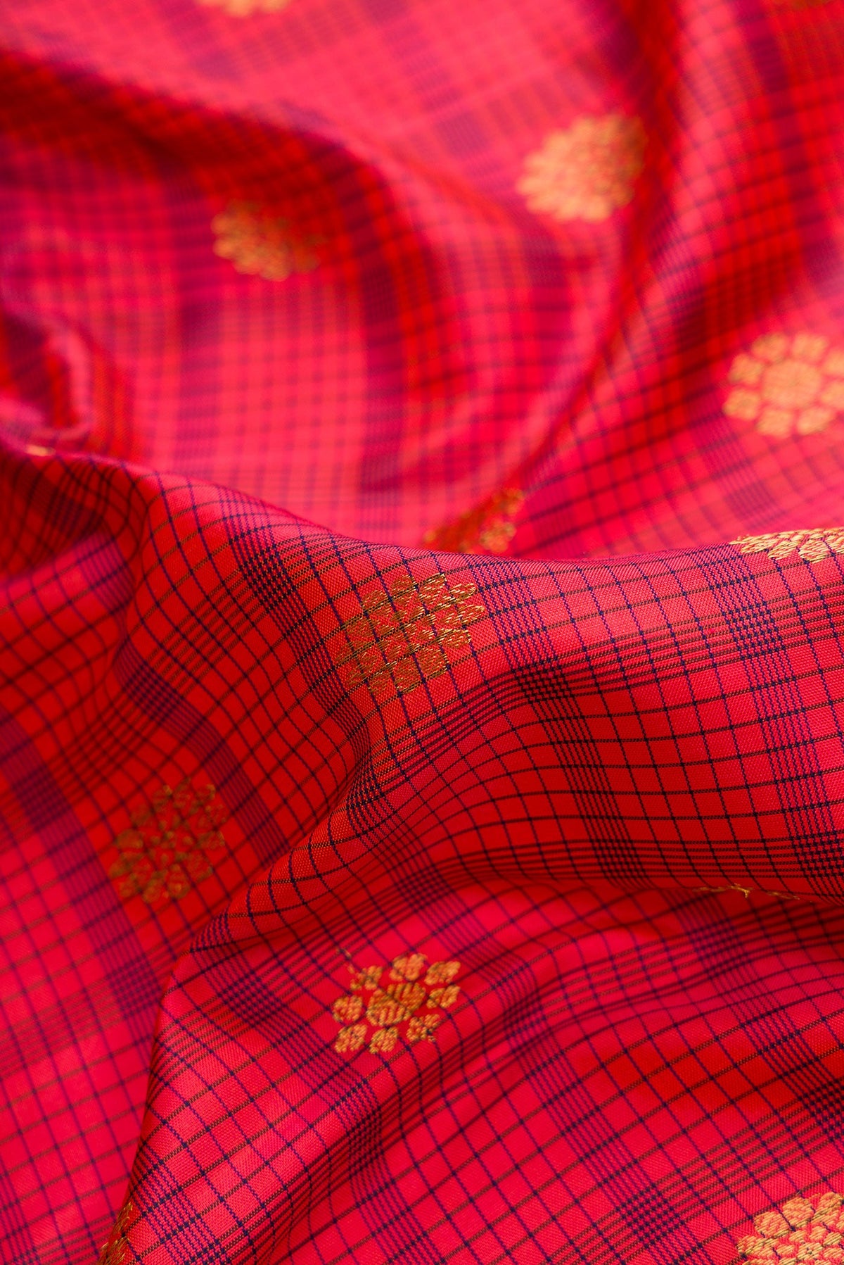 Close up of Dark Pink Dual Tone Gadwal Silk Saree with Zari Butta on the body and Zari Border.  displaying folds