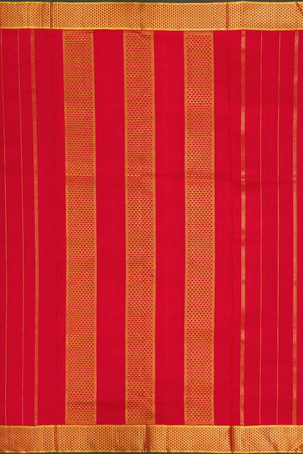 Close up image of the pallu of Red Dual Tone Kanchipuram Silk Nine Yards Saree with Checked design on the body and Zari Border. 