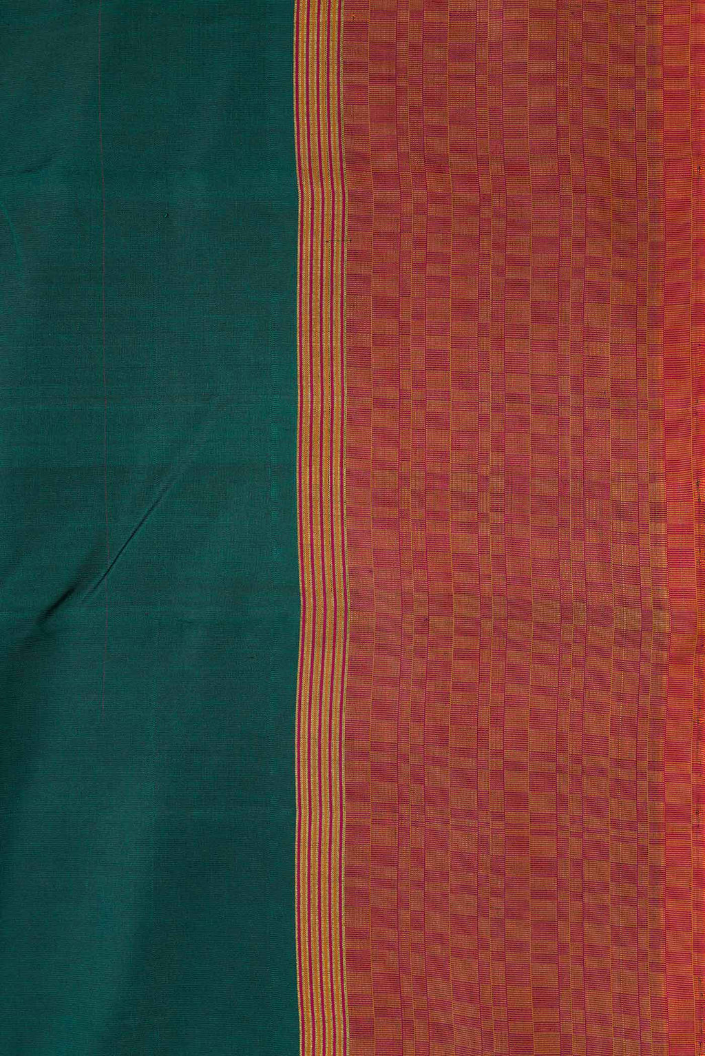 Border image of Bottle Green Dual Tone Kanchipuram Silk Saree with Plain Body and Checks Border. 