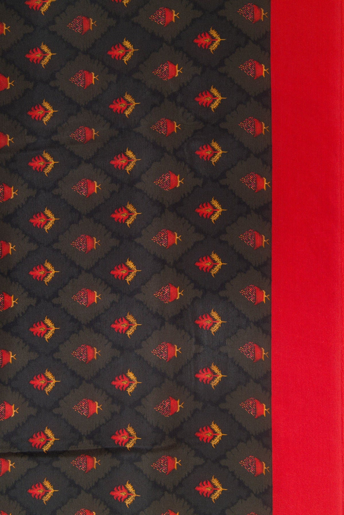 Border image of Black Dual Tone Printed Silk Saree with Printed design on the body and Plain Border. 