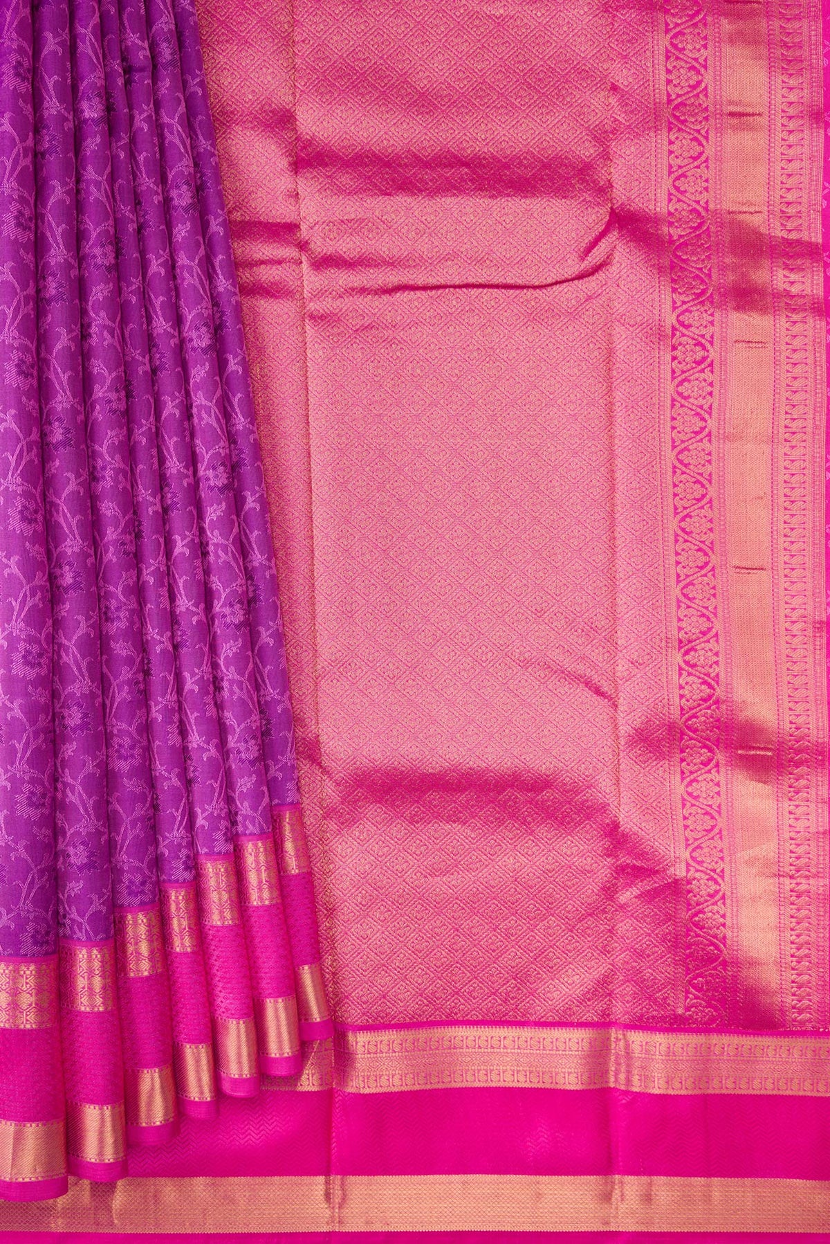 Pleats and pallu of Purple Dual Tone Kanchipuram Silk Saree with Jacquard design on the body and Zari And Thread Border. 