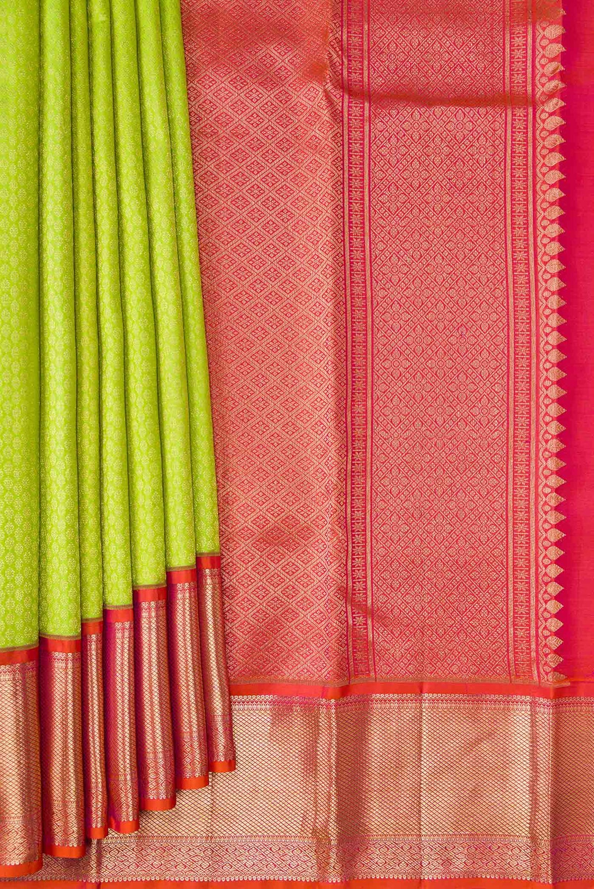 Pleats and pallu of Green Dual Tone Kanchipuram Silk Saree with Zari Brocade on the body and Zari Border. 