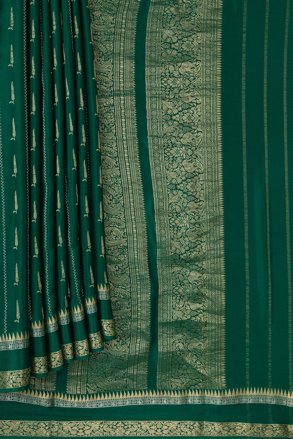 Pleats and pallu of Bottle Green Dual Tone Mysore Silk Saree with Zari Butta on the body and Zari And Thread Border. 