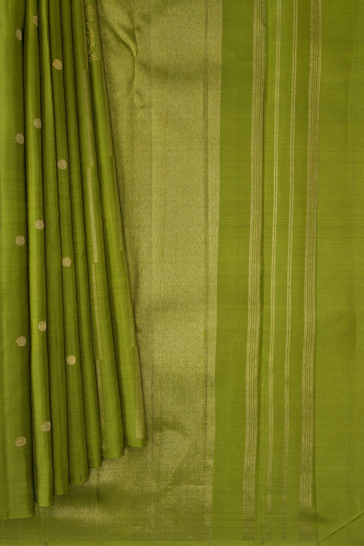 Pleats and pallu of Pure Silk Pure Zari Green Dual Tone Kanjivaram Saree with Zari Butta on the body and Without Border. 