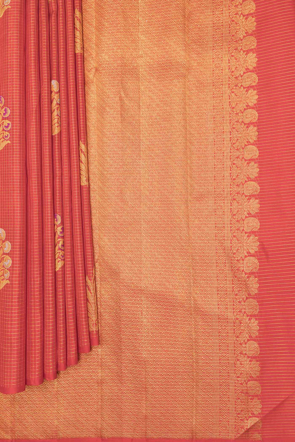 Pleats and pallu of Red Dual Tone Kanchipuram Saree with Checked design on the body and Without Border
