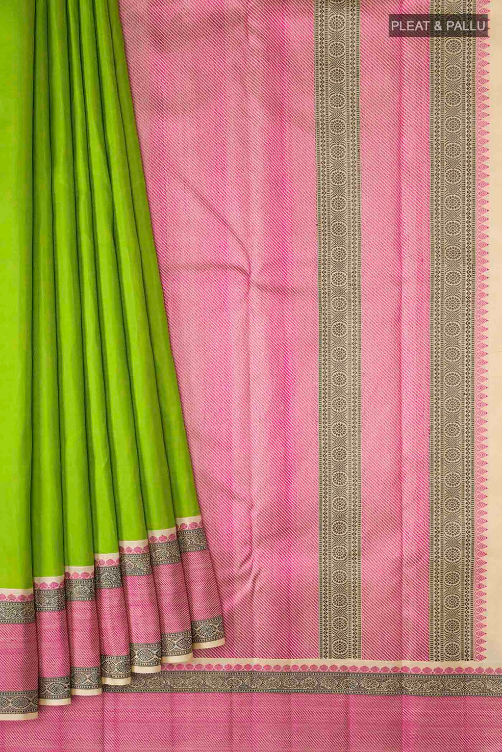 Pleats and pallu of Green Kanchipuram Silk Saree with Plain Body and Thread Border